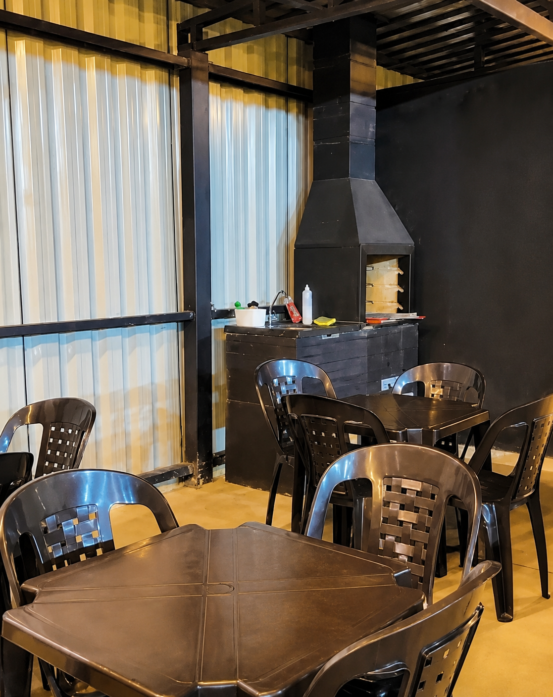 Bar e mesas da Park Sports