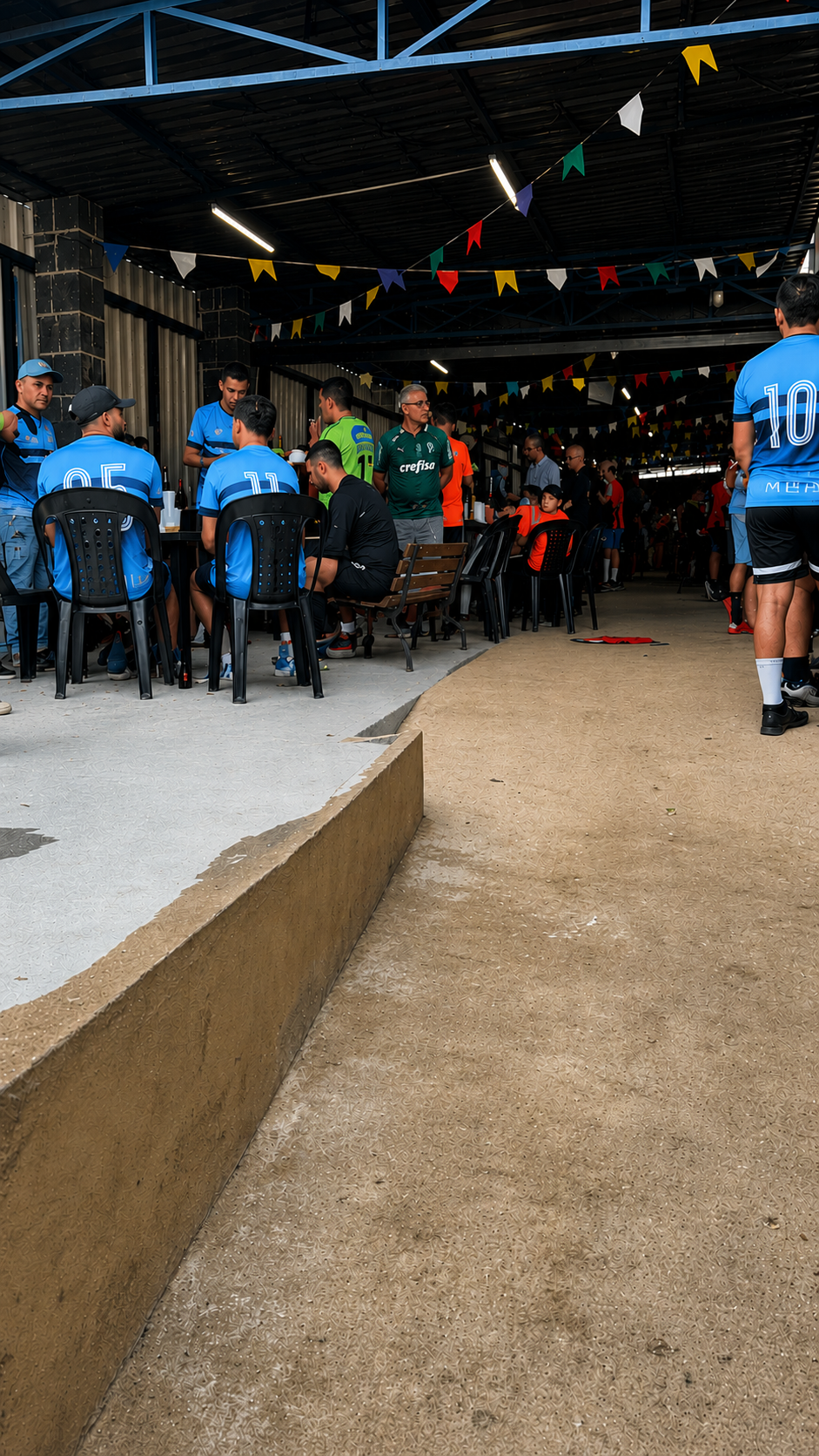 Espaço com mesas e bar decorado para encontro