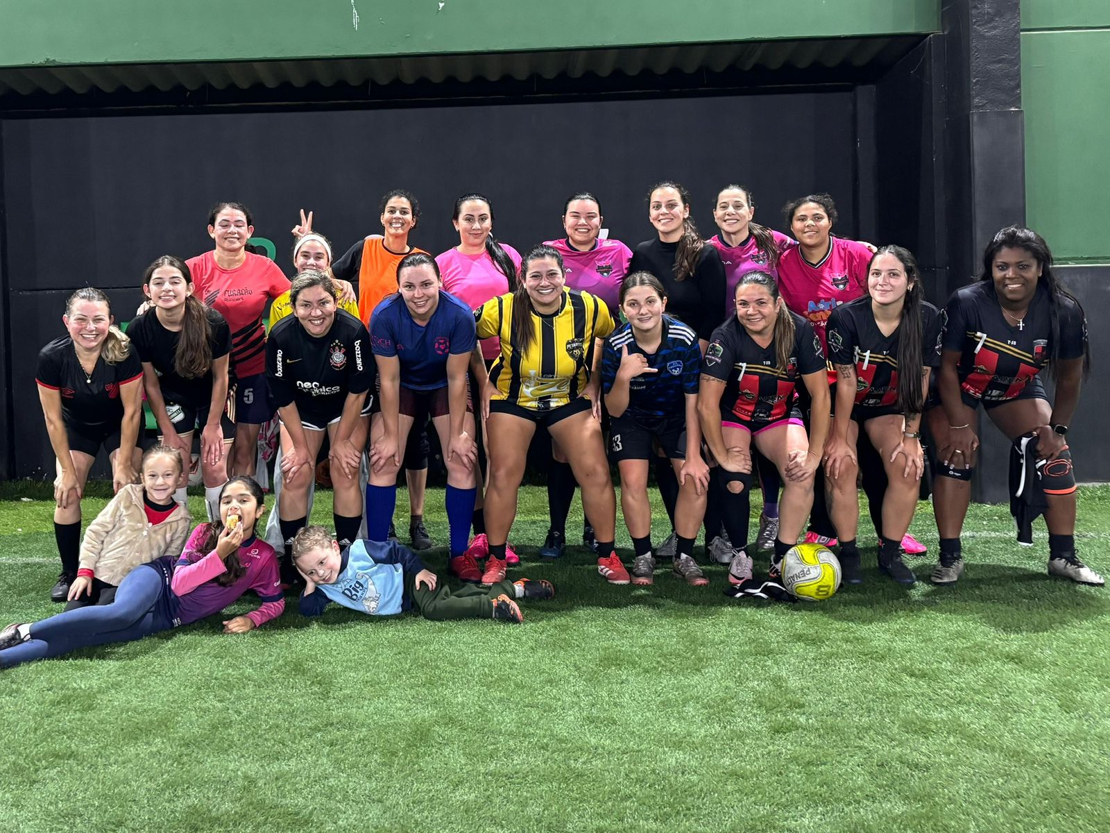 Mulheres reunidas no campo da Park Sports